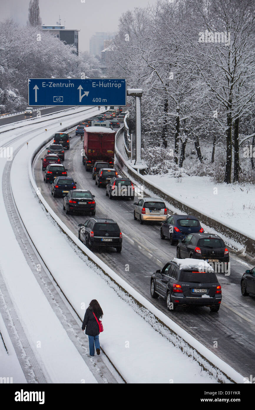 Embouteillage sur l'Autoroute allemande, A40, après de fortes chutes de neige. Des centaines de kilomètres d'embouteillages aux heures de pointe du matin Banque D'Images