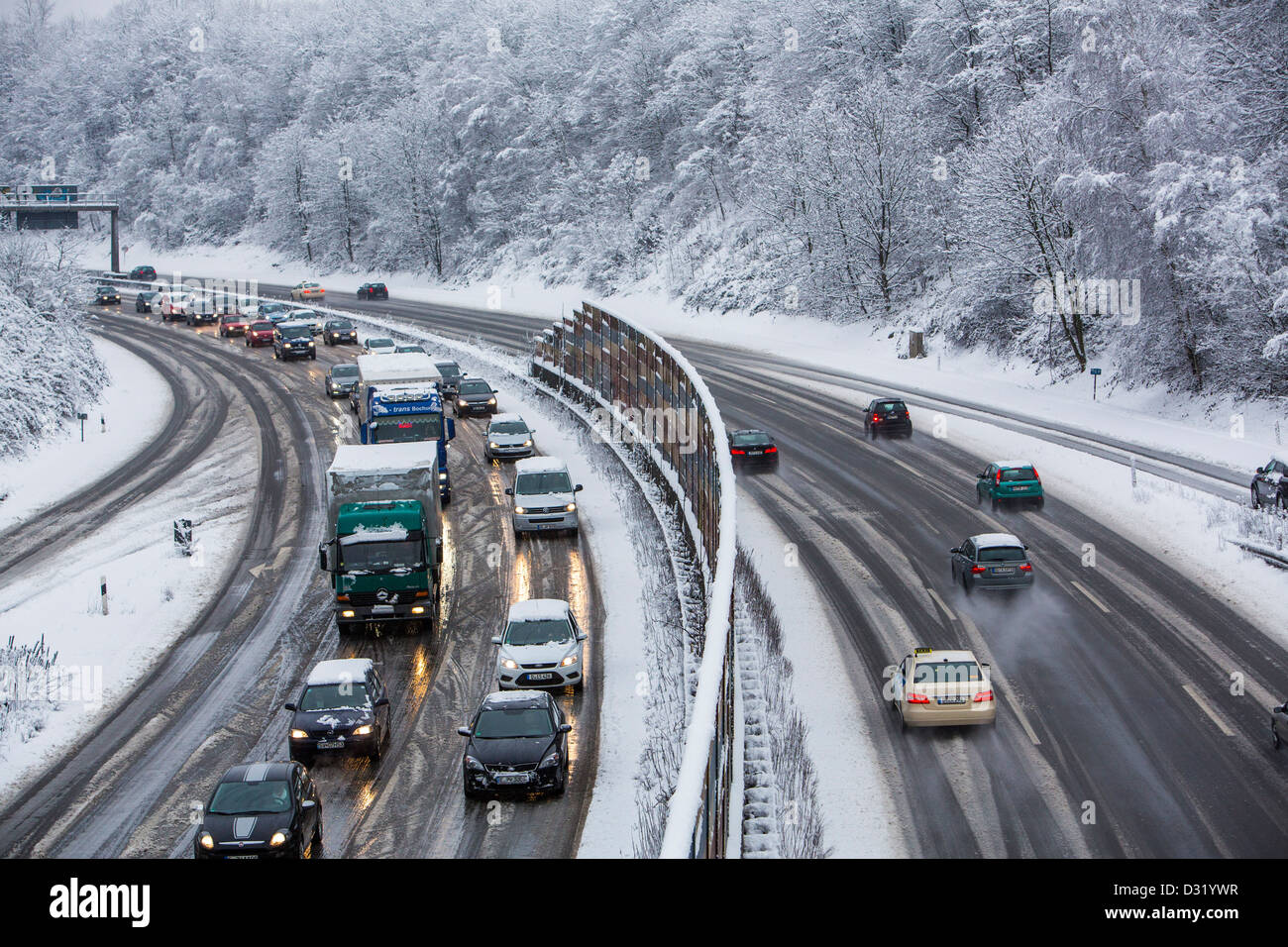 Embouteillage sur l'Autoroute allemande, A40, après de fortes chutes de neige. Des centaines de kilomètres d'embouteillages aux heures de pointe du matin Banque D'Images