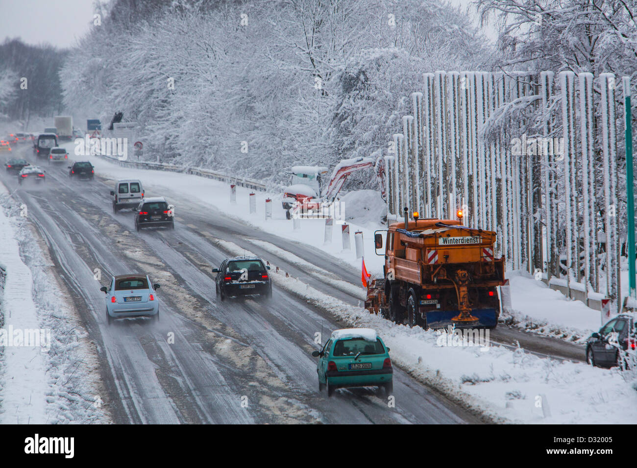 Embouteillage sur l'Autoroute allemande, A40, après de fortes chutes de neige. Des centaines de kilomètres d'embouteillages aux heures de pointe du matin Banque D'Images