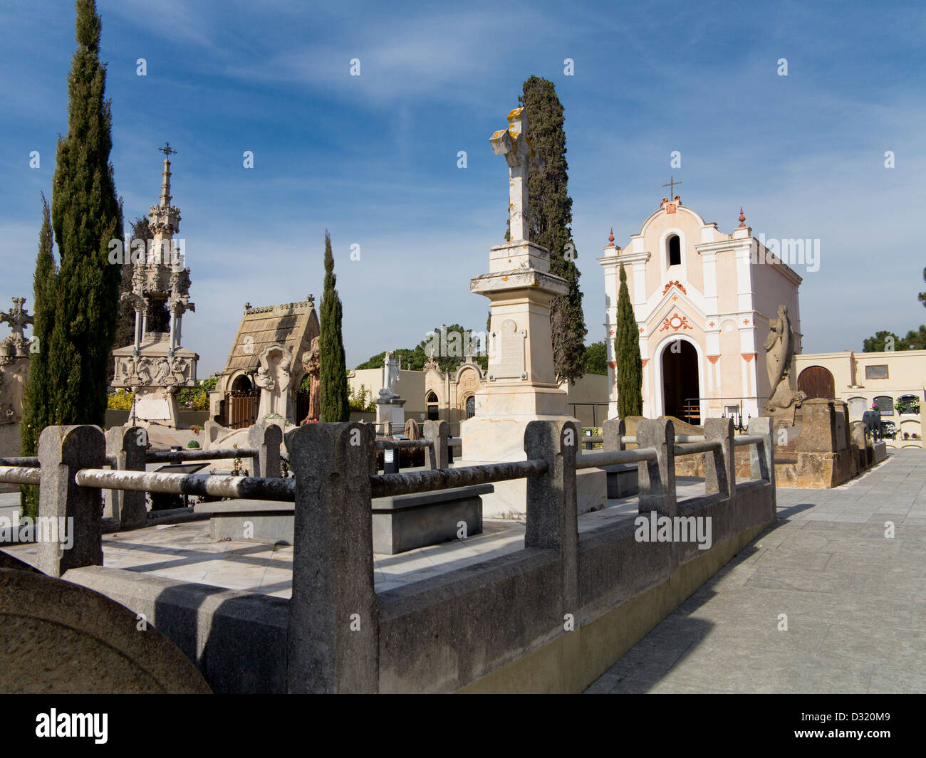 Vue sur le cimetière de Lloret de Mar. L'un des plus importants exemples d'art funéraire Catalan de l'époque moderniste. Banque D'Images