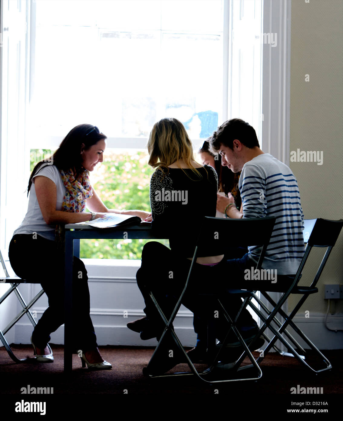 L'apprentissage des élèves et d'étudier dans un environnement de salle de classe ensemble. Salle d'étude ou salle commune où les étudiants se réunissent pour étudier Banque D'Images