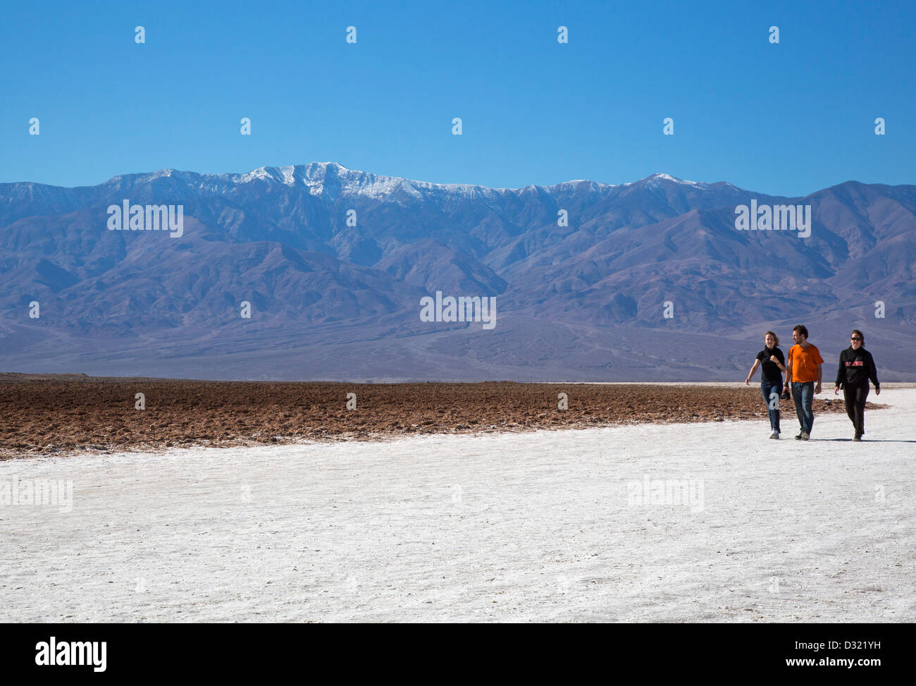 Death Valley National Park, Californie - les touristes sur le sel dans le bassin de Badwater. Banque D'Images