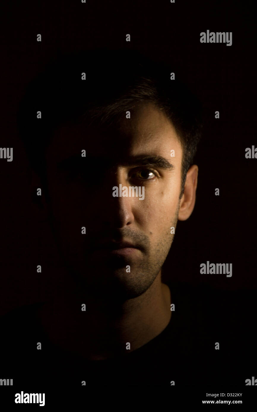 Portrait homme clé faible lumière sombre La moitié Banque D'Images