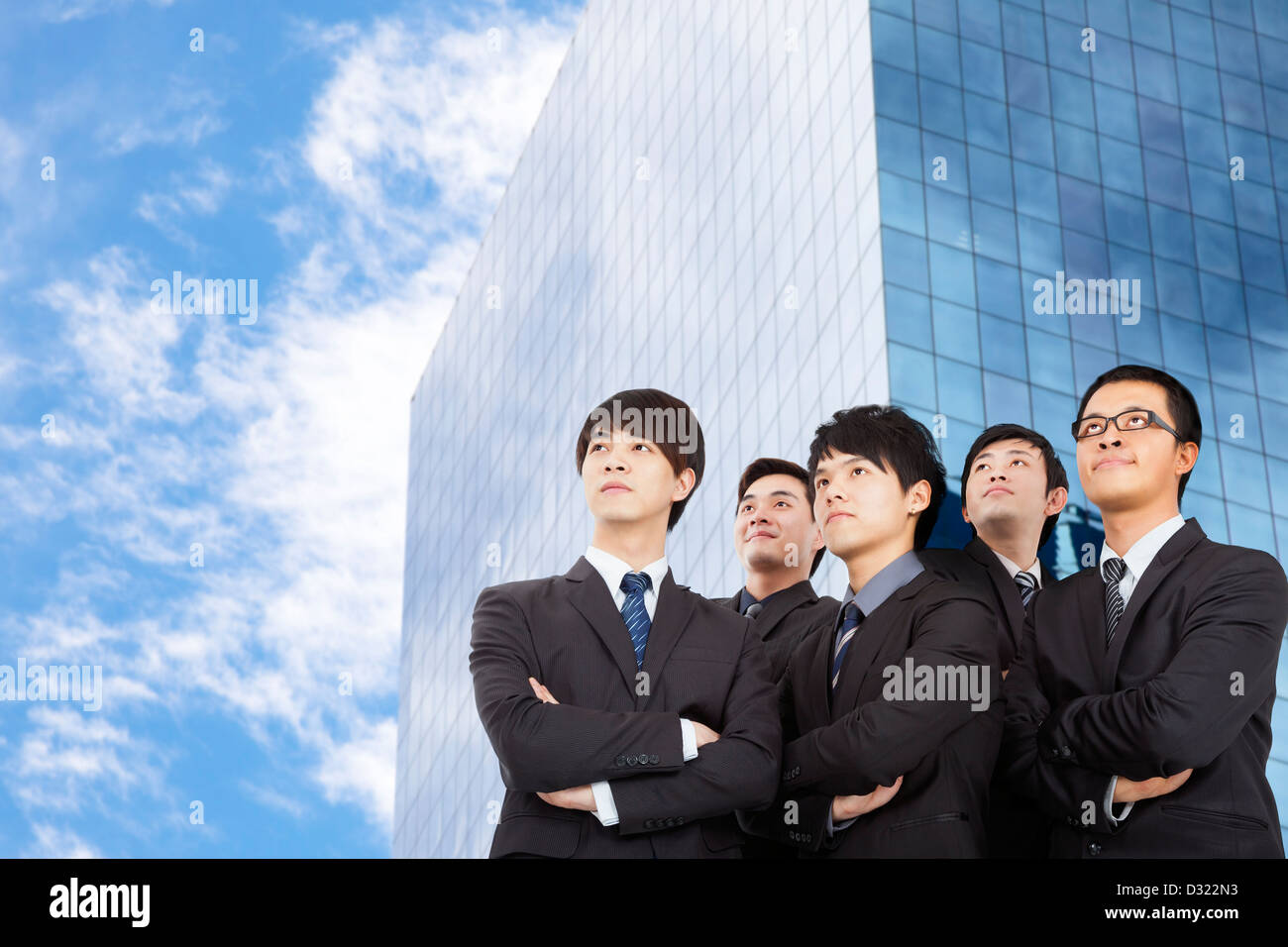 Les jeunes de l'équipe affaires debout devant le bâtiment moderne Banque D'Images
