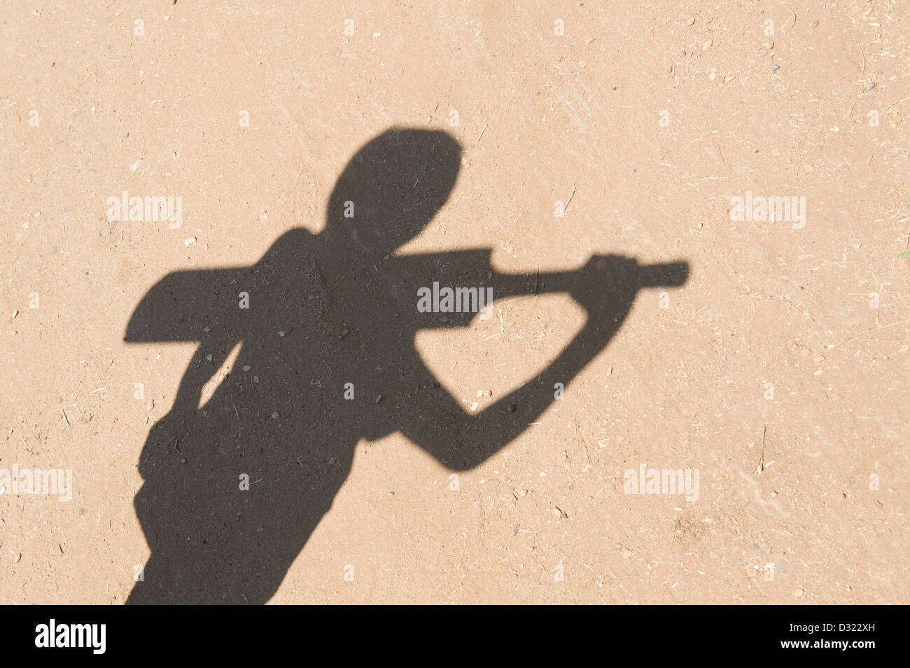 Ombre de jeune garçon indien avec une batte de cricket. L'Inde Banque D'Images