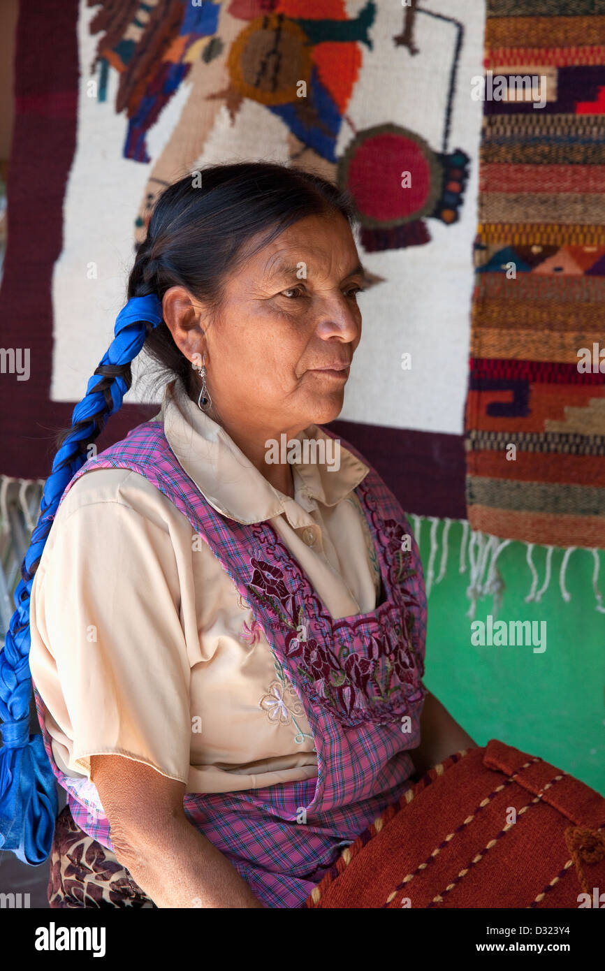 Femme vendant des textiles tissés à la main à Oaxaca, au Mexique. Banque D'Images