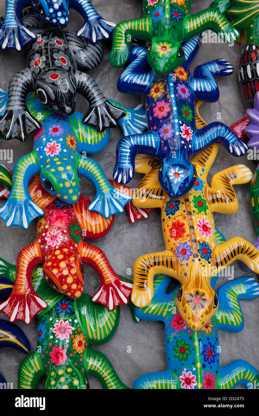 Lignes de couleurs vives, les lézards peinte à la pour la vente au marché le Zocalo, Oaxaca, Mexique. Banque D'Images