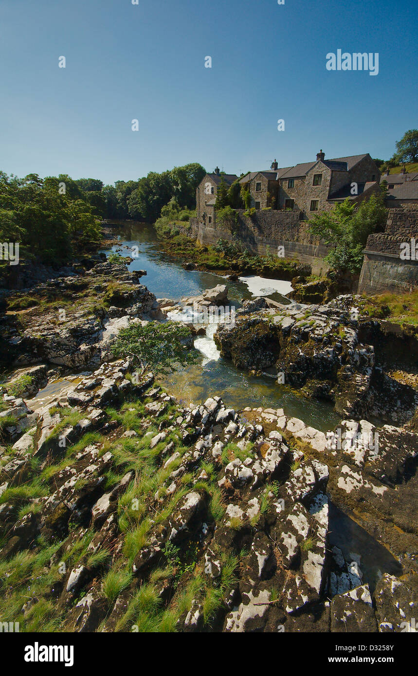 Linton et la rivière Wharfe près de Grassington dans le Yorkshire Dales Banque D'Images