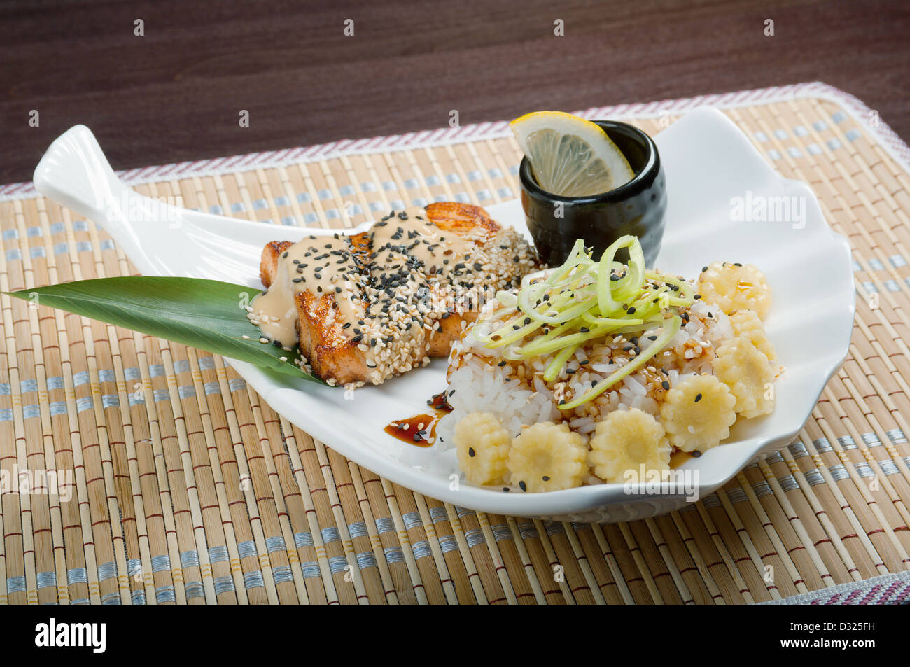 Le saumon avec riz et sauce crème Banque D'Images