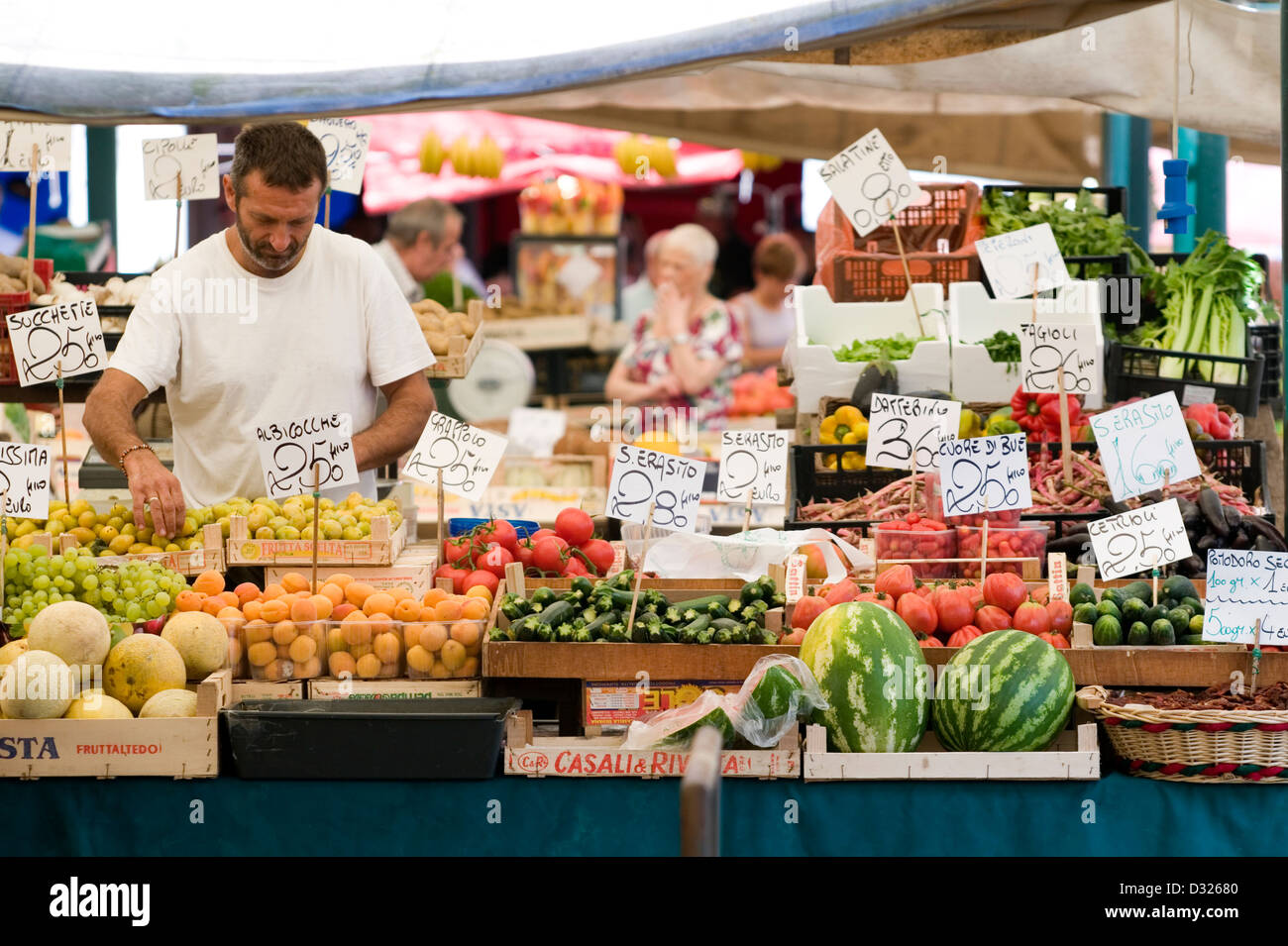 Fruits, légumes, et clients au Mercato di Rialto, San Polo, Venise, Italie. Banque D'Images