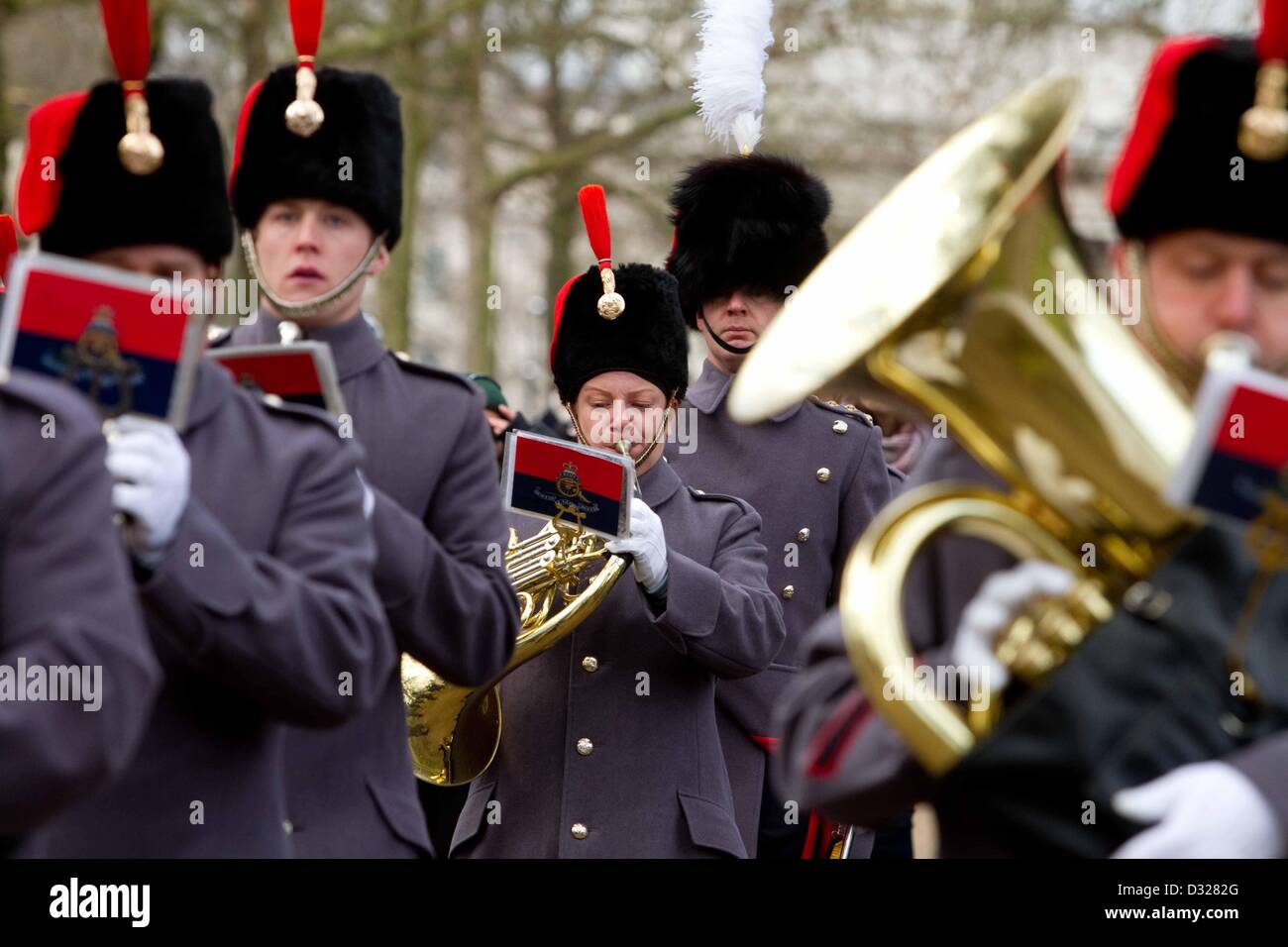 Londres, Royaume-Uni, le 6 février 2013 : La Troupe du Roi Royal Horse Artillery, vêtu impeccablement présenté grande tenue uniforme, équitation à Green Park pour monter un canon de 41 Royal Salute marquant le 61e anniversaire de l'accession de Sa Majesté la Reine. (Photo de Fuat Akyuz/faimages) Banque D'Images