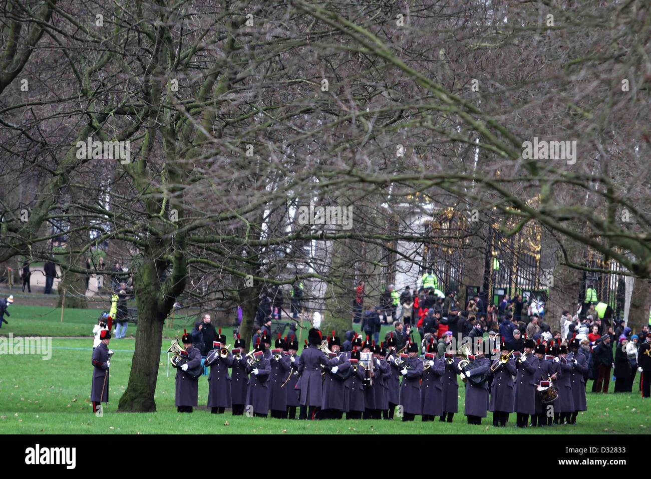 Londres, Royaume-Uni, le 6 février 2013 : La Troupe du Roi Royal Horse Artillery, vêtu impeccablement présenté grande tenue uniforme, équitation à Green Park pour monter un canon de 41 Royal Salute marquant le 61e anniversaire de l'accession de Sa Majesté la Reine. (Photo de Fuat Akyuz/faimages) Banque D'Images