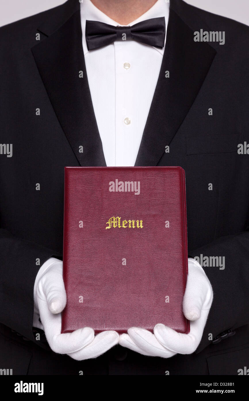 Waiter holding un dossier Menu dans un restaurant. Banque D'Images