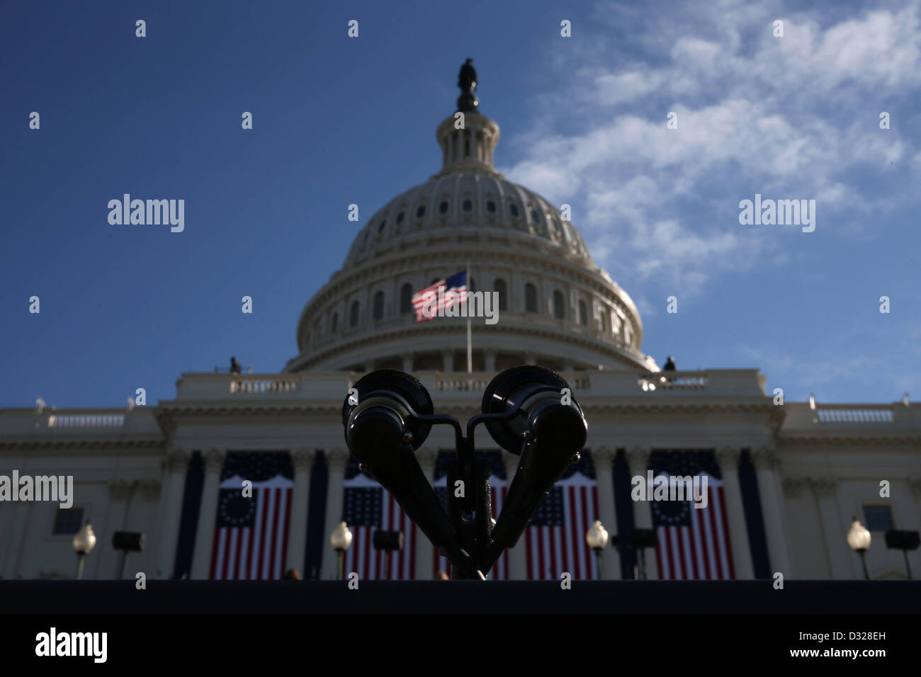 Un microphone se tient sur un podium sur la plate-forme west Capitol où le président Barack Obama va prêter le serment d'office au cours de sa deuxième investiture le 20 janvier 2013 à Washington, D.C. a poursuivi les préparatifs de l'avant de l'événement historique, qui devrait attirer plus d'un demi-million de personnes. .Crédit : Win McNamee / Piscine via CNP Banque D'Images