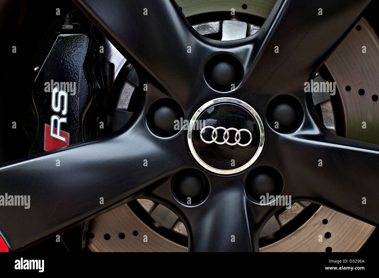 Moyeu de roue noir avec logo sur l'Audi RS 3, Winchester, England, UK Banque D'Images