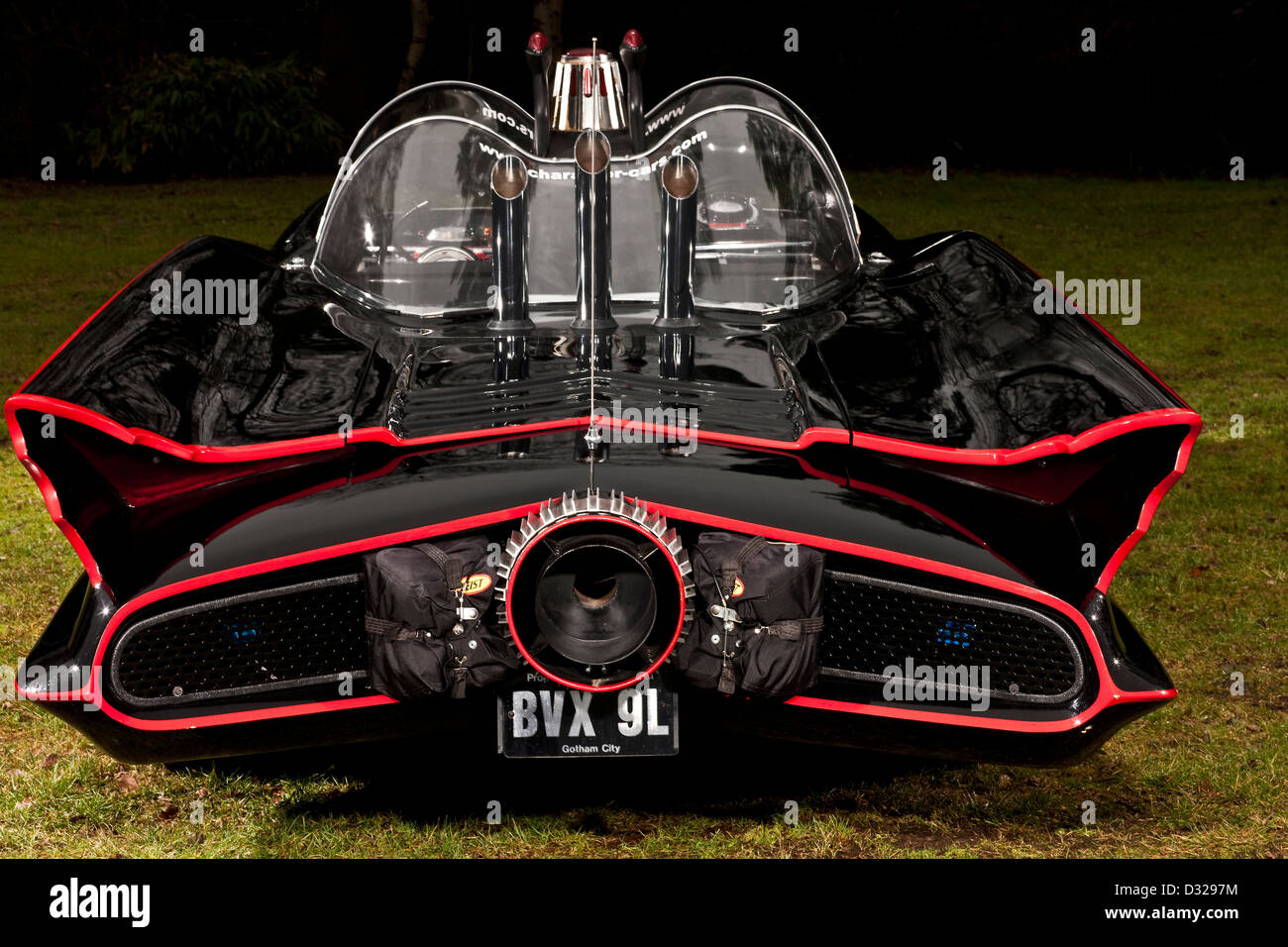 Batmobile, rouge et noir avec pare-brise en verre Banque D'Images Batmobile, rouge et noir avec pare-brise en verre Banque D'Images