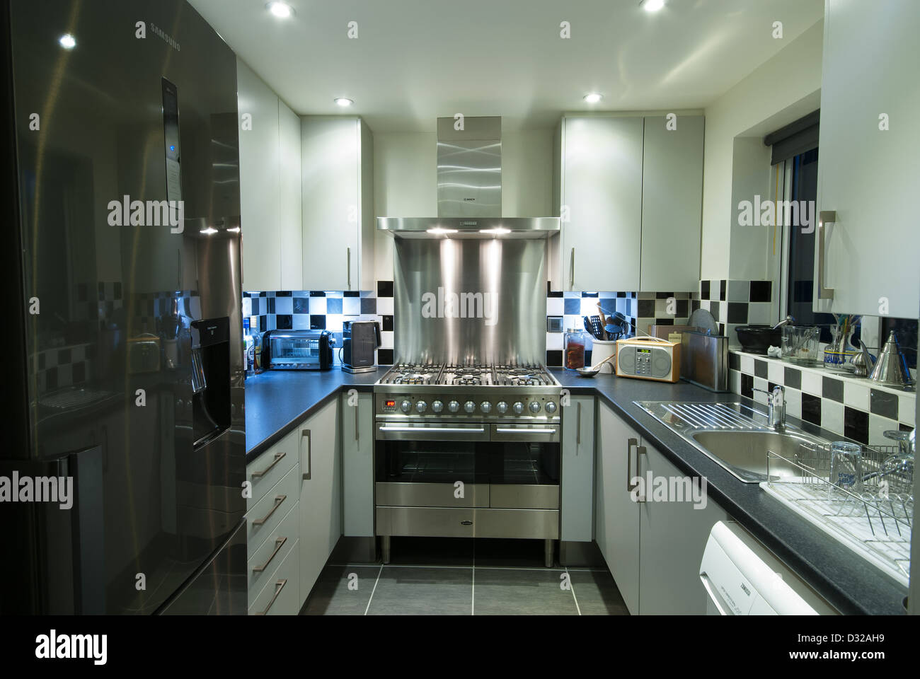 Une petite cuisine avec un intérieur moderne en acier inoxydable cuisinières. UK, 2013. Banque D'Images