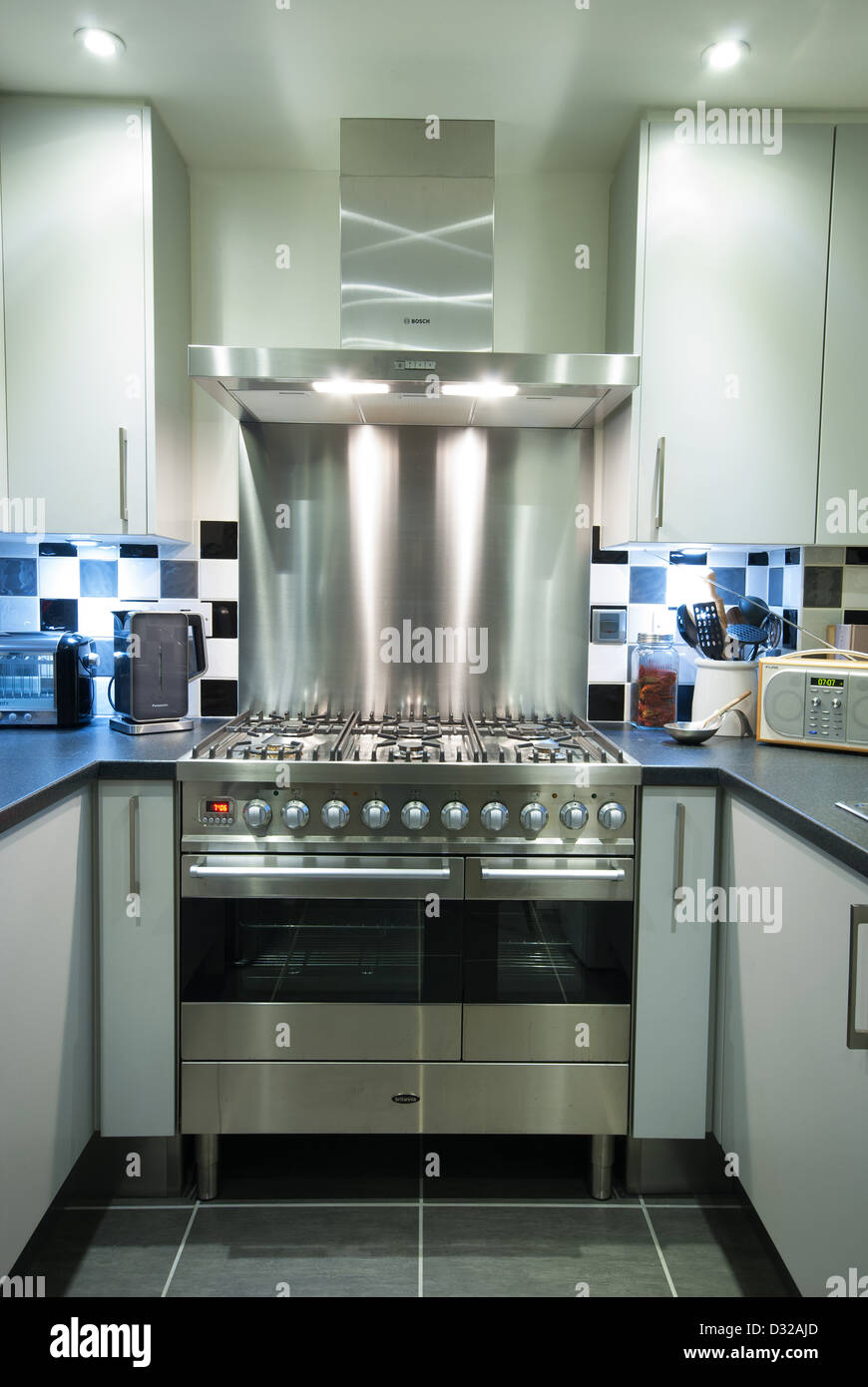 Un gaz moderne + électrique cuisinière avec hotte et refoulement dans une  petite cuisine contemporaine. UK, 2013 Photo Stock - Alamy