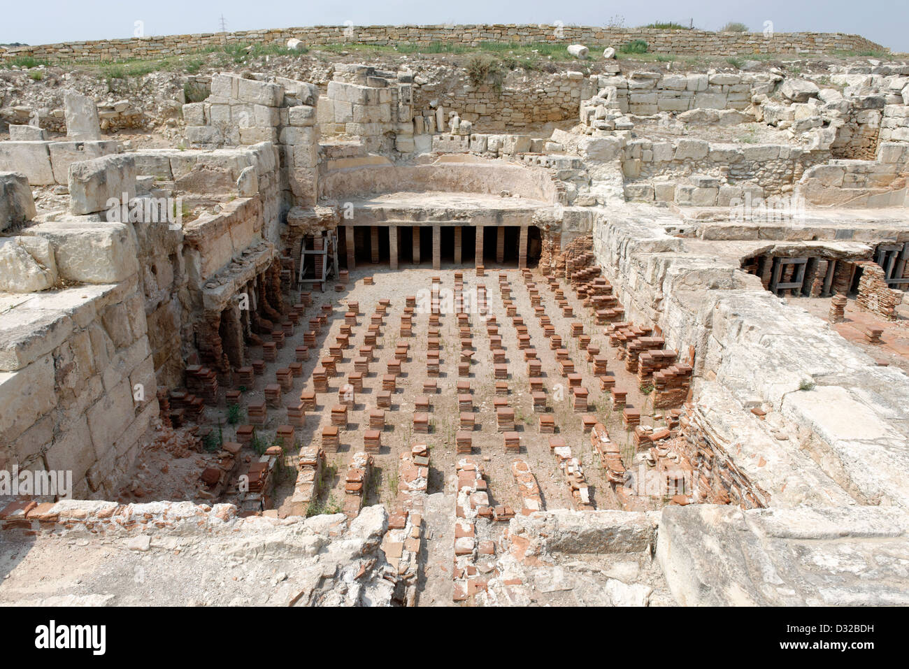 Les anciens thermes romains à ancient Kourion, un site archéologique gréco-romain sur la côte sud de Chypre. Banque D'Images