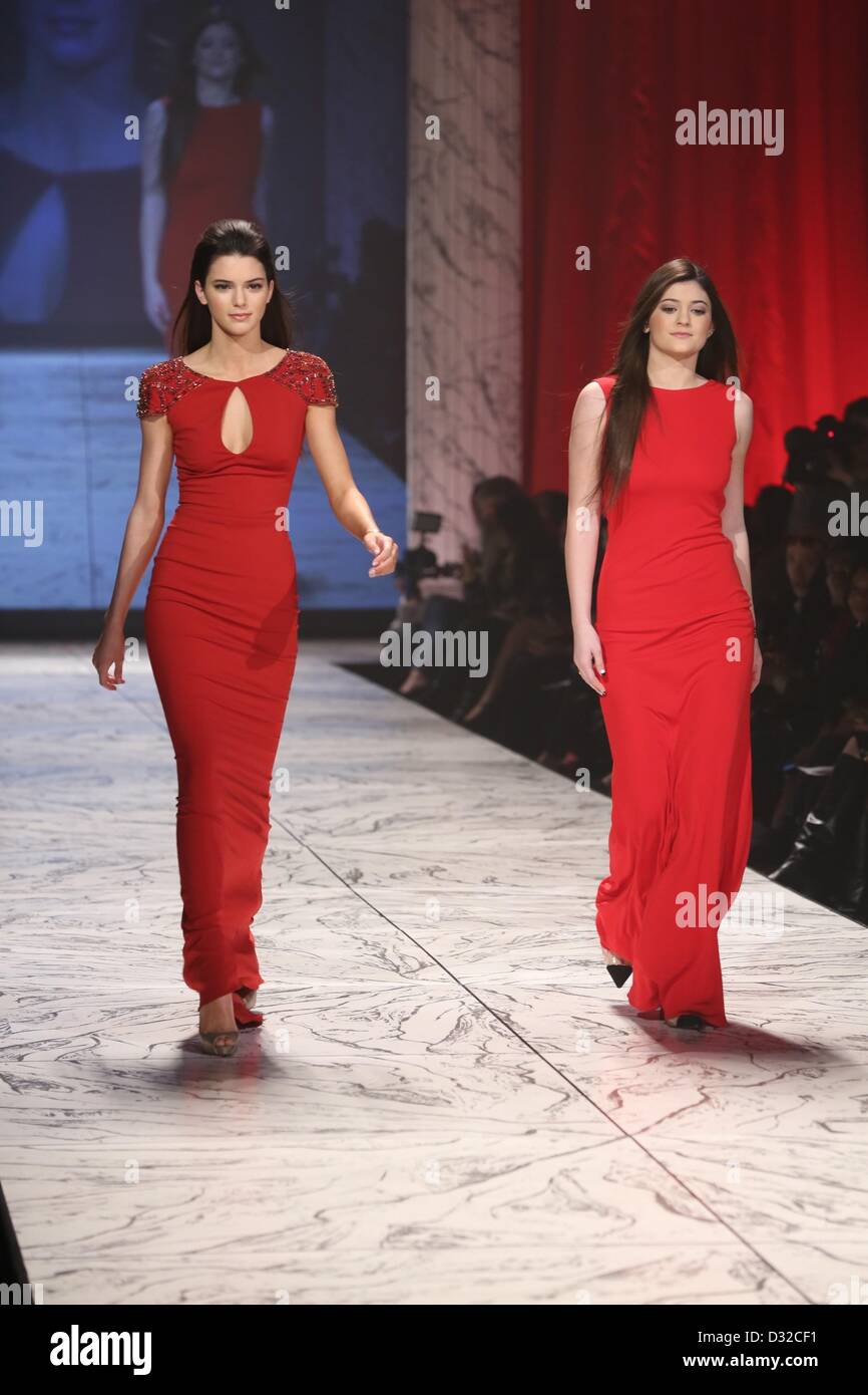 Kendall Jenner, Kylie Jenner présents pour la vérité du coeur robe rouge de  la piste Collection Fashion Show - Pt. 2, Hammerstein Ballroom, New York,  NY Le 6 février 2013. Photo par :