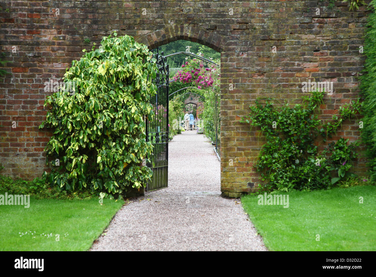 Une grille de fer, dans un mur de brique à Arley Hall gardens Cheshire England UK Banque D'Images