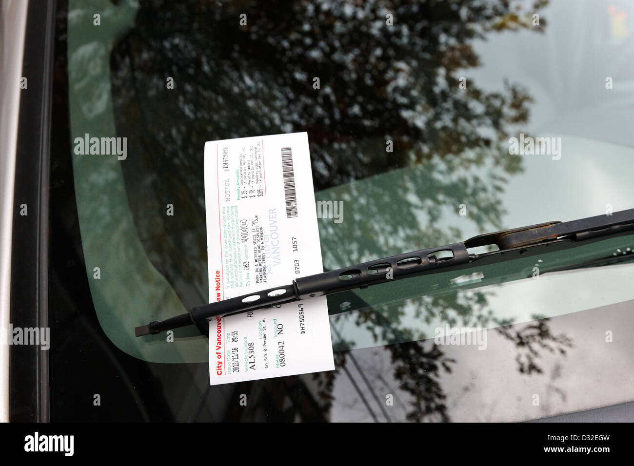 Véhicule avec ticket de parking garé onstreet Vancouver BC Canada Banque D'Images