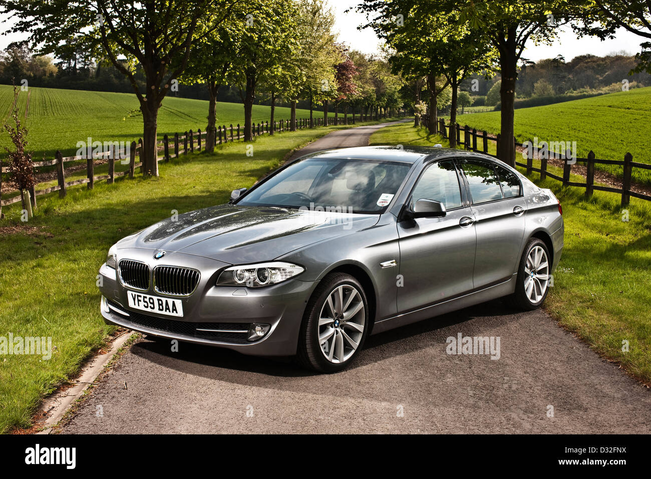 BMW Série 5 stationné à travers country road, Winchester, Royaume-Uni Banque D'Images