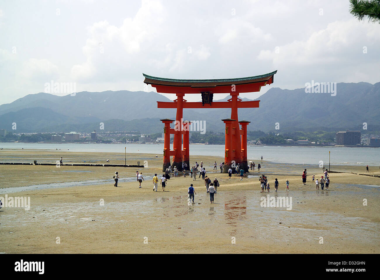Les touristes visitent torii pendant la marée basse à Itsukushima, Miyajima, Préfecture de Hiroshima, au Japon. Banque D'Images