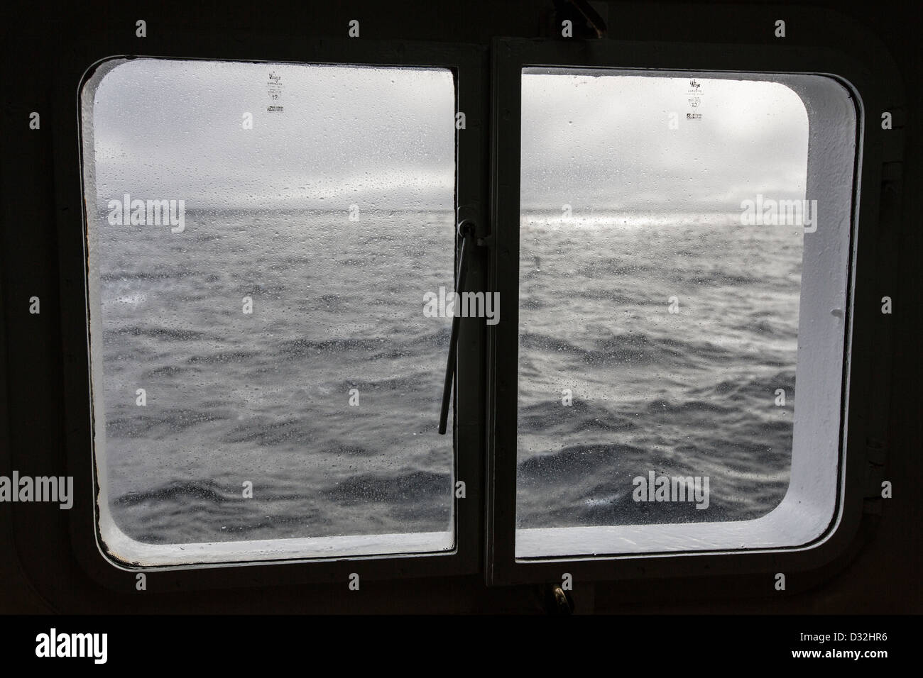 - La mer de la fenêtre de l'Akademik Sergey Vavilov -brise-glace russe utilisé comme un bateau de croisière pour les régions polaires. Groenland Banque D'Images