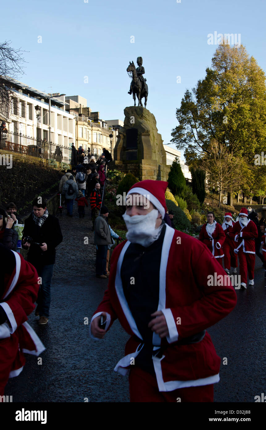 L'organisme de bienfaisance 'Santa' dans les jardins de Princes Street, Édimbourg, Écosse. Banque D'Images