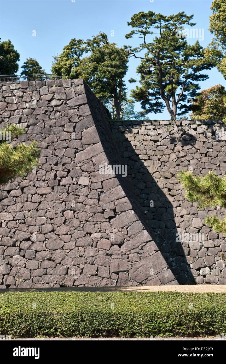 Dans le Palais impérial japonais de Tokyo, au Japon, d'énormes murs de pierre entourent Honmaru (la Citadelle intérieure) Banque D'Images