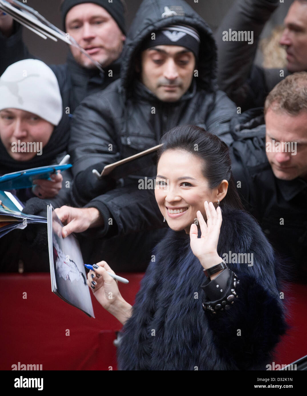 Berlin, Allemagne. 7 février 2013. L'actrice Zhang Ziyi en provenance de Chine arrive pour le photocall de "Le Grand Maître" ('Yi Dai zong shi') durant le 63ème Festival du Film de Berlin, Berlinale, à Berlin, Allemagne, 07 février 2013. Le film a été choisi comme film d'ouverture de la Berlinale et s'exécute dans l'article officiel de compétition. Photo : Michael Kappeler/apd /afp/Alamy Live News Banque D'Images