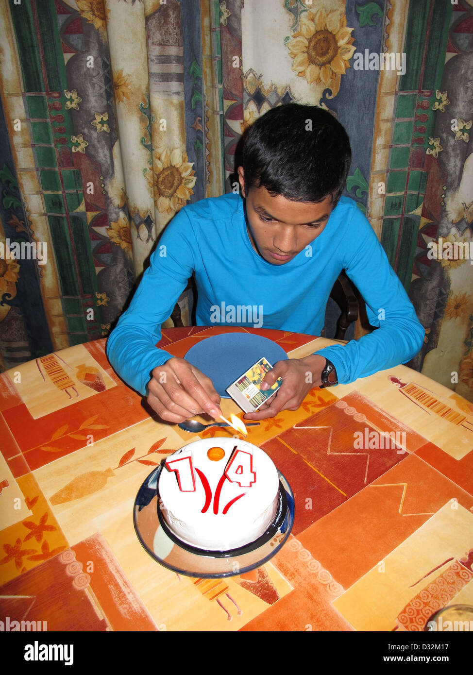 Garcon Gateau D Anniversaire Pour Ses 14 Ans Photo Stock Alamy Garcon Gateau D Anniversaire Pour Ses 14 Ans Photo Stock Alamy