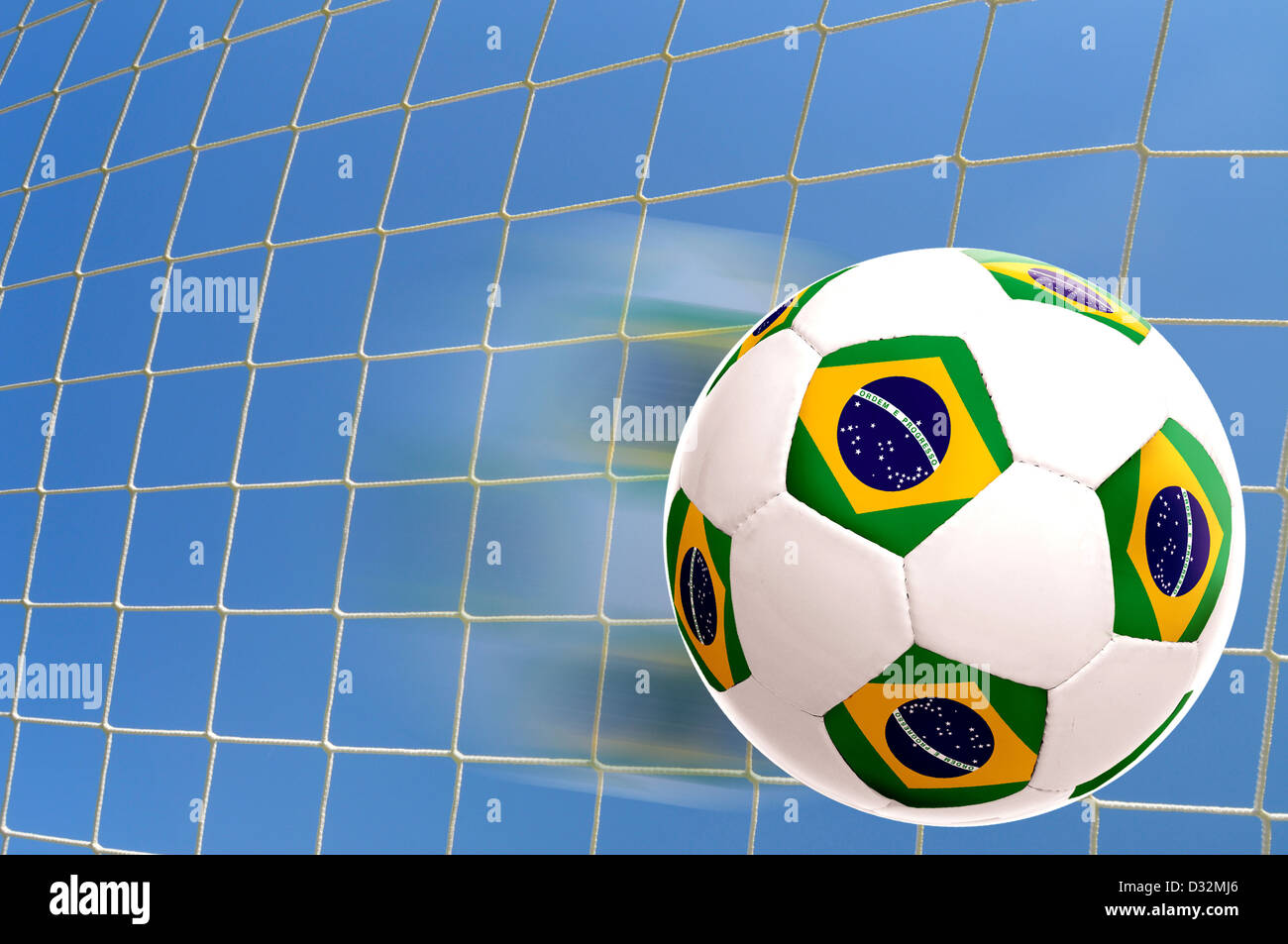 Drapeau brésilien ballon de soccer sur une nette du but Banque D'Images