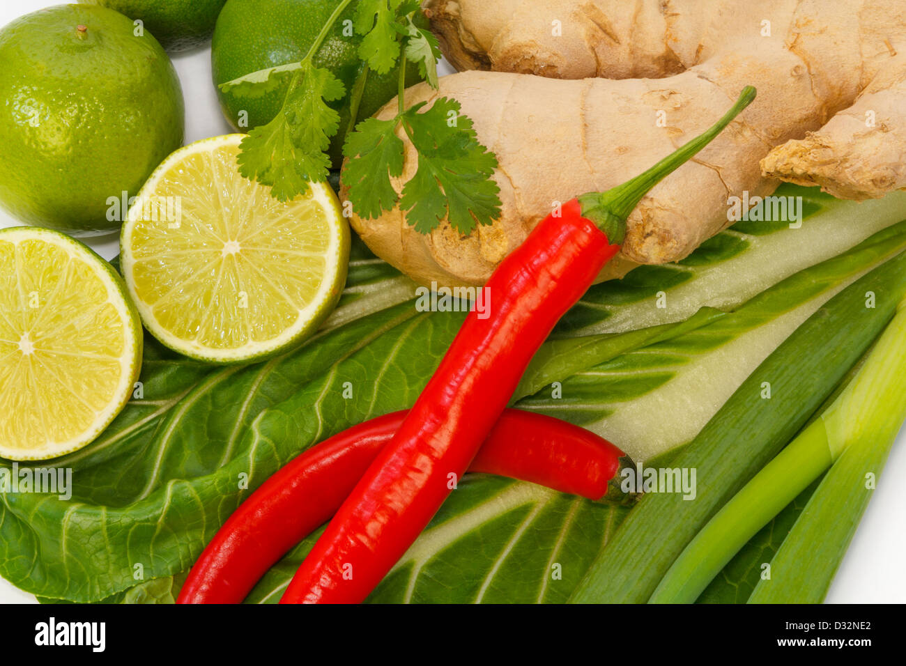 Close up of lime, pak-choï, piment, oignons de printemps, gingembre et coriandre Banque D'Images