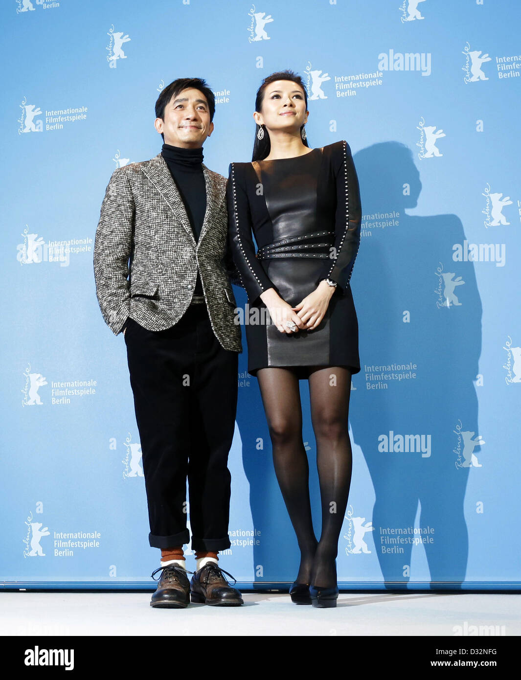 Les acteurs Zhang Ziyi (r) et Tony Leung Chiu Wai en provenance de Chine présentent à un photocall pour le film 'Le Grand Maître' ('Yi Dai zong shi') durant le 63ème Festival du Film de Berlin, Berlinale, à Berlin, Allemagne, 07 février 2013. Le film a été choisi comme film d'ouverture de la Berlinale et s'exécute dans l'article officiel de compétition. Photo : Kay Nietfeld/dpa  + + +(c) afp - Bildfunk + + + Banque D'Images