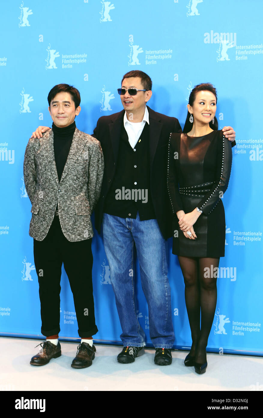 Les acteurs Zhang Ziyi (r), Tony Leung Chiu Wai et directeur Wong Kar Wai (C), tous en provenance de Chine, de poser à un photocall pour le film 'Le Grand Maître' ('Yi Dai zong shi') durant le 63ème Festival du Film de Berlin, Berlinale, à Berlin, Allemagne, 07 février 2013. Le film a été choisi comme film d'ouverture de la Berlinale et s'exécute dans l'article officiel de compétition. Photo : Kay Nietfeld/dpa  + + +(c) afp - Bildfunk + + + Banque D'Images