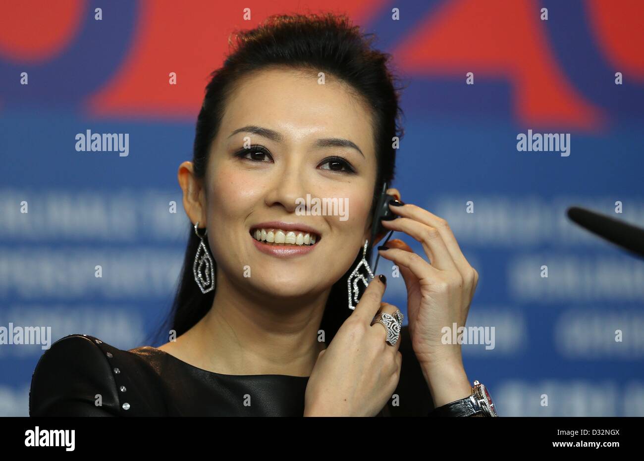 L'actrice chinoise Zhang Ziyi assiste à la conférence de presse du film 'Le Grand Maître' ('Yi Dai zong shi') au cours de la 63ème Festival International du Film de Berlin, à Berlin, Allemagne, 07 février 2013. Le film a été choisi comme film d'ouverture de la Berlinale. La 63ème Berlinale a lieu du 07 au 17 février. Photo : Hannibal Hanschke/dpa Banque D'Images