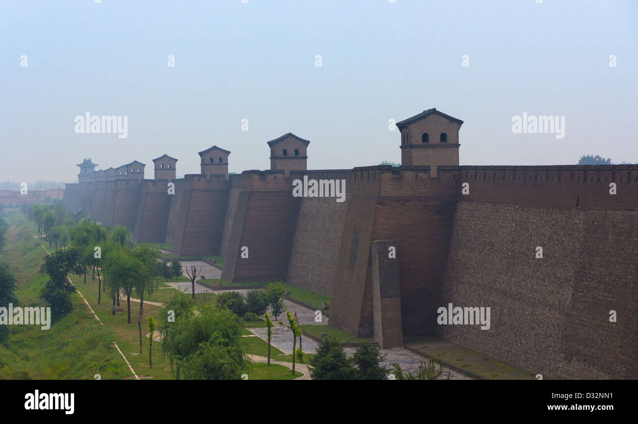 Mur de la ville de Pingyao dans l'aube, dans la province du Shanxi, Chine Banque D'Images