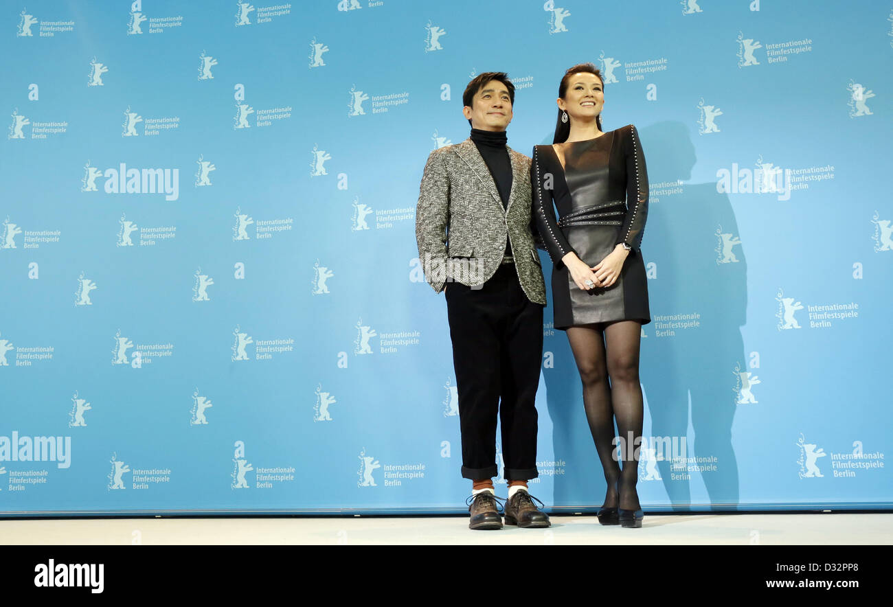 Les acteurs Zhang Ziyi (R) et Tony Leung Chiu Wai en provenance de Chine présentent au photocall de "Le Grand Maître" ('Yi Dai zong shi') durant le 63ème Festival du Film de Berlin, Berlinale, à Berlin, Allemagne, 07 février 2013. Le film a été choisi comme film d'ouverture de la Berlinale et s'exécute dans l'article officiel de compétition. Photo : Kay Nietfeld/dpa Banque D'Images