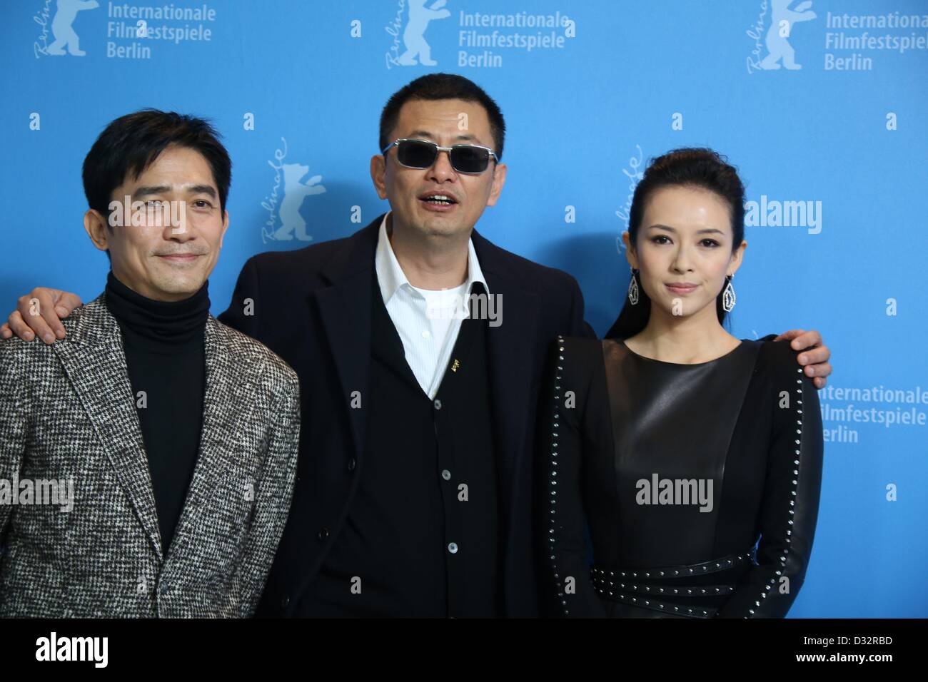 Les acteurs chinois Tony Leung Chiu Wai (l), Zhang Ziyi (r) et réalisateur chinois Wong Kar Wai posent à un photocall pour le film 'Le Grand Maître' ('Yi Dai zong shi') durant le 63ème Festival du Film de Berlin, à Berlin, Allemagne, 07 février 2013. Le film a été choisi comme film d'ouverture de la Berlinale et s'exécute dans l'article officiel de compétition. Photo : Hubert Boesl Banque D'Images