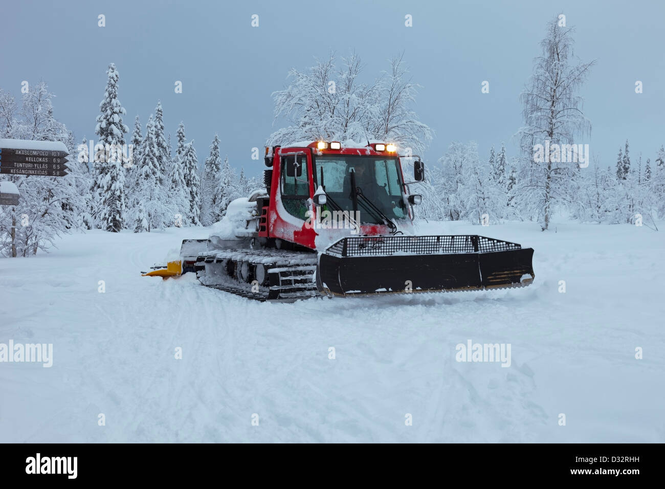 Pistebasher le toilettage les pistes de ski de fond près de Yllas Laponie finlandaise Banque D'Images