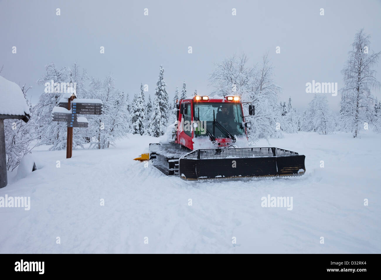 Pistebasher le toilettage les pistes de ski de fond près de Yllas Laponie finlandaise Banque D'Images