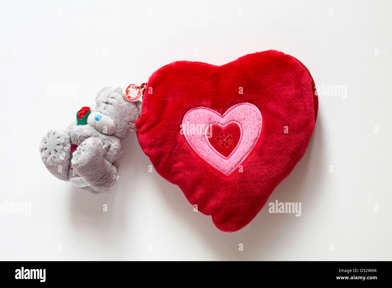 Me to you ours holding red rose avec sac zip en forme de coeur isolé sur  fond blanc - cadeau idéal pour la saint valentin cadeaux Saint Valentin,  jour Photo Stock - Alamy