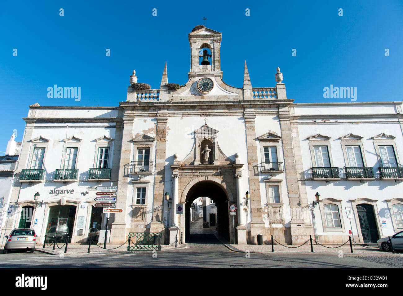 Bâtiment du gouvernement civil de Faro et l'entrée de la vieille ville, Portugal Banque D'Images