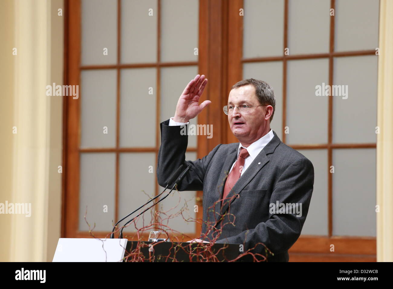 Berlin, Allemagne. 7 février 2013. La Chambre des médecins a célébré son 50e anniversaire de l'auto-administration médical à Berlin. La cérémonie a eu lieu à la cour intérieure en verre du Musée Juif de Berlin. Présents étaient Klaus Wowereit, maire de Berlin, le Dr Günther Jonitz, président de la Chambre des médecins, Dr. Elmar va, vice-président de la Chambre des médecins, Michael Hahn, directeur général de la Chambre des médecins et S. J. Czaja Mario, Ministre de la Santé et des affaires sociales de Berlin.. Credit : Reynaldo Chaib Paganelli / Alamy Live News Banque D'Images