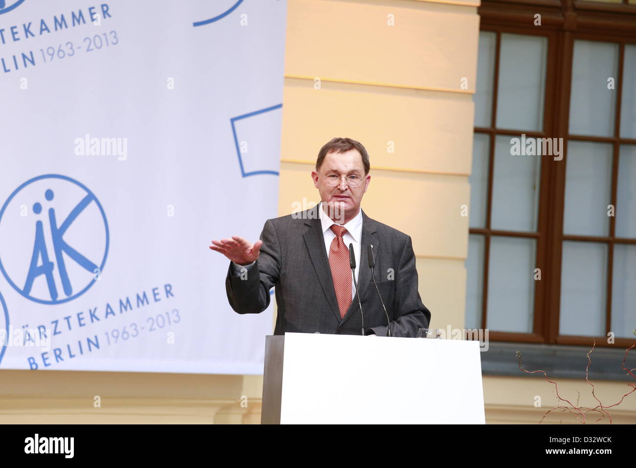 Berlin, Allemagne. 7 février 2013. La Chambre des médecins a célébré son 50e anniversaire de l'auto-administration médical à Berlin. La cérémonie a eu lieu à la cour intérieure en verre du Musée Juif de Berlin. Présents étaient Klaus Wowereit, maire de Berlin, le Dr Günther Jonitz, président de la Chambre des médecins, Dr. Elmar va, vice-président de la Chambre des médecins, Michael Hahn, directeur général de la Chambre des médecins et S. J. Czaja Mario, Ministre de la Santé et des affaires sociales de Berlin.. Credit : Reynaldo Chaib Paganelli / Alamy Live News Banque D'Images