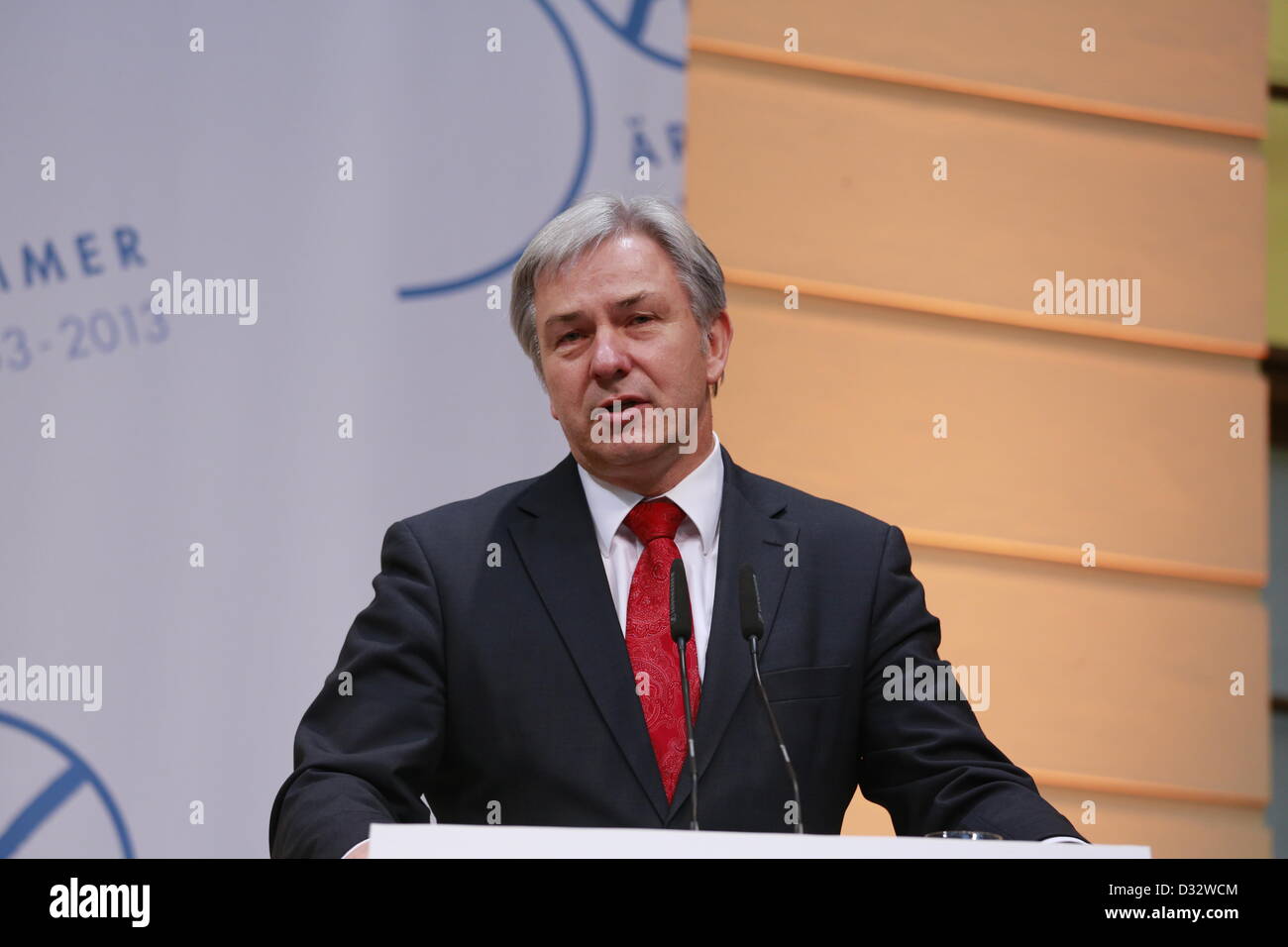 Berlin, Allemagne. 7 février 2013. La Chambre des médecins a célébré son 50e anniversaire de l'auto-administration médical à Berlin. La cérémonie a eu lieu à la cour intérieure en verre du Musée Juif de Berlin. Présents étaient Klaus Wowereit, maire de Berlin, le Dr Günther Jonitz, président de la Chambre des médecins, Dr. Elmar va, vice-président de la Chambre des médecins, Michael Hahn, directeur général de la Chambre des médecins et S. J. Czaja Mario, Ministre de la Santé et des affaires sociales de Berlin.. Credit : Reynaldo Chaib Paganelli / Alamy Live News Banque D'Images