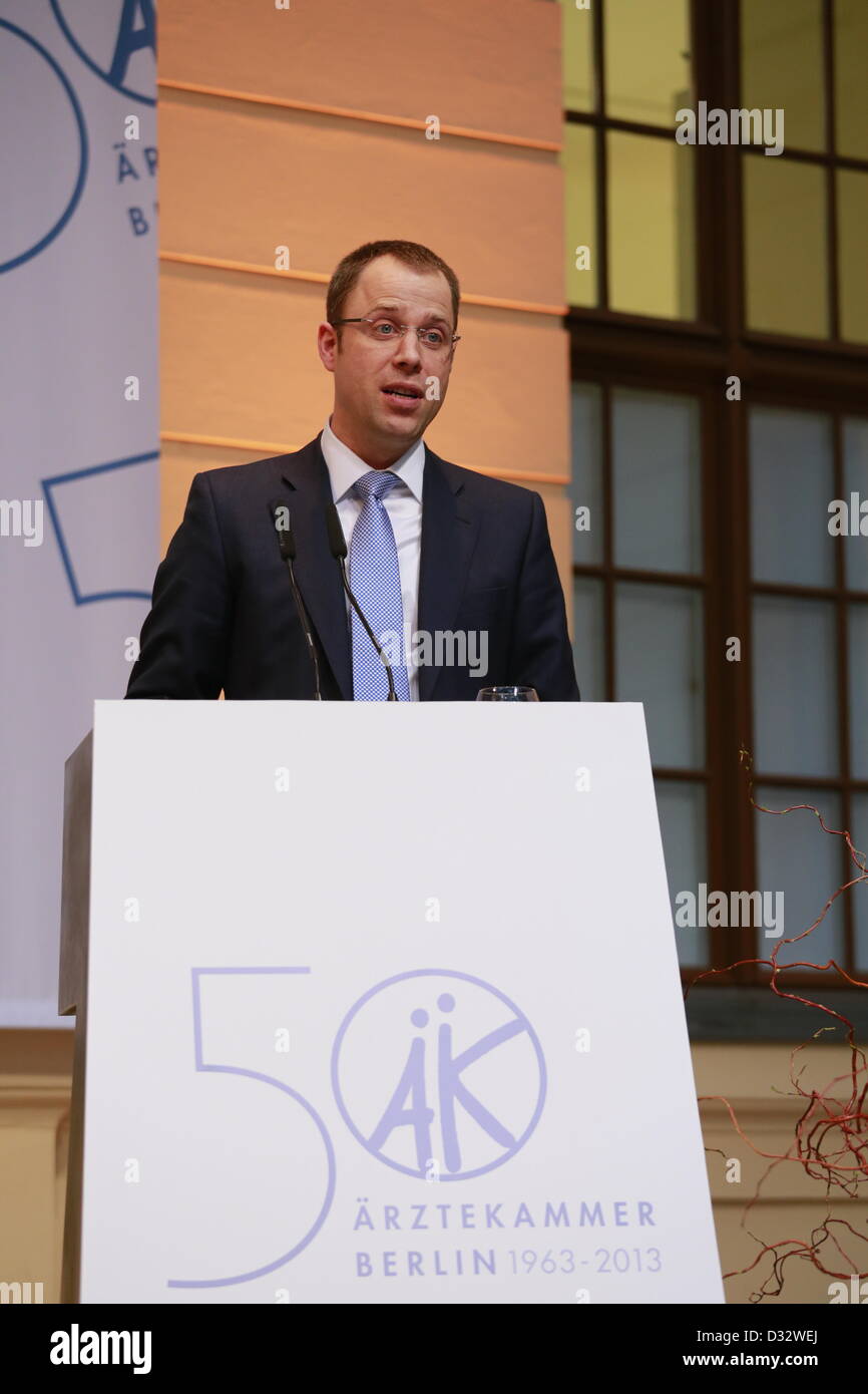 Berlin, Allemagne. 7 février 2013. La Chambre des médecins a célébré son 50e anniversaire de l'auto-administration médical à Berlin. La cérémonie a eu lieu à la cour intérieure en verre du Musée Juif de Berlin. Présents étaient Klaus Wowereit, maire de Berlin, le Dr Günther Jonitz, président de la Chambre des médecins, Dr. Elmar va, vice-président de la Chambre des médecins, Michael Hahn, directeur général de la Chambre des médecins et S. J. Czaja Mario, Ministre de la Santé et des affaires sociales de Berlin.. Credit : Reynaldo Chaib Paganelli / Alamy Live News Banque D'Images