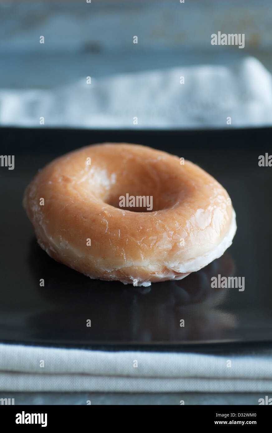 Donut glacé frais sur la plaque noire carré Banque D'Images